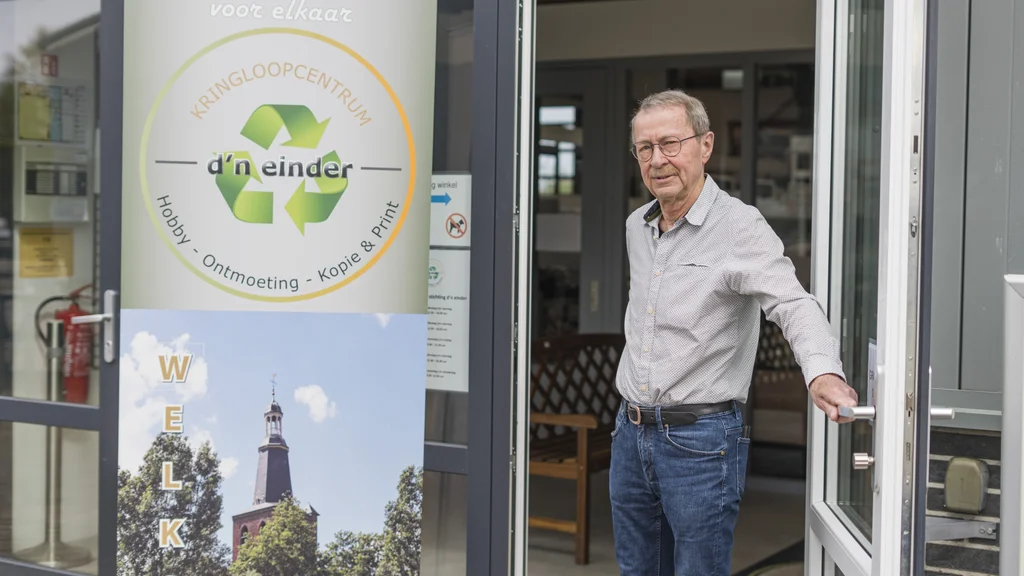 Vrijwilliger Willem houdt de deur open van d'n Einder